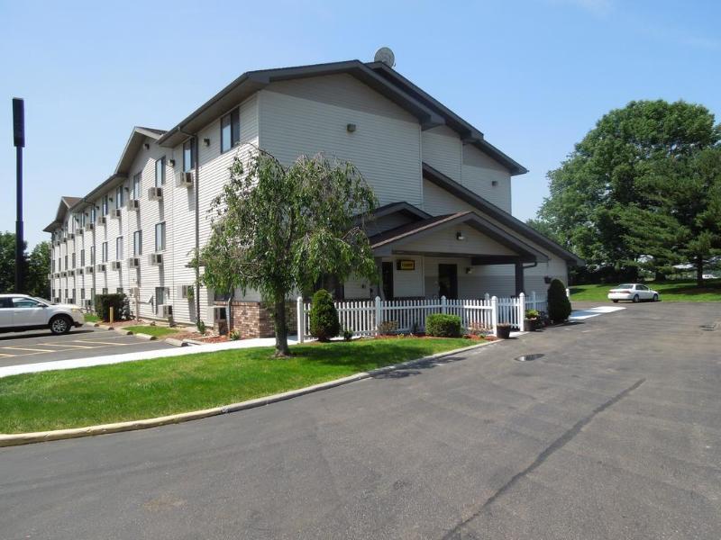 Super 8 By Wyndham Kent/Akron Area Eksteriør bilde